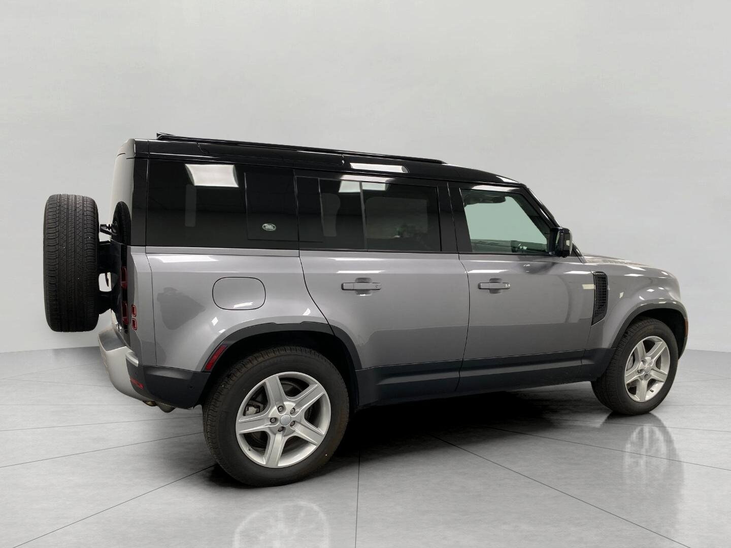 2021 Land Rover Defender SE photo 3