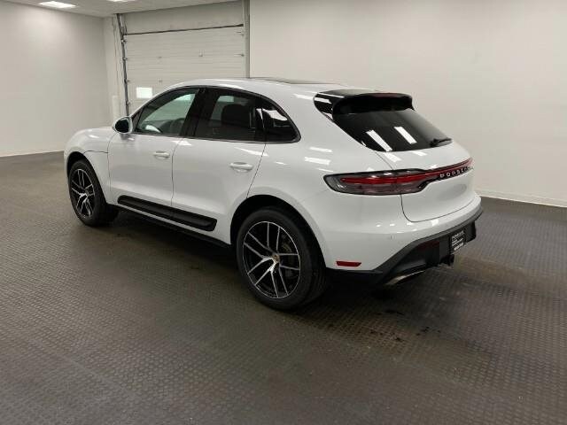 2025 Porsche Macan photo 3