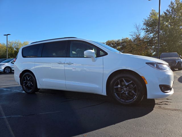 2018 Chrysler Pacifica Touring Plus photo 3