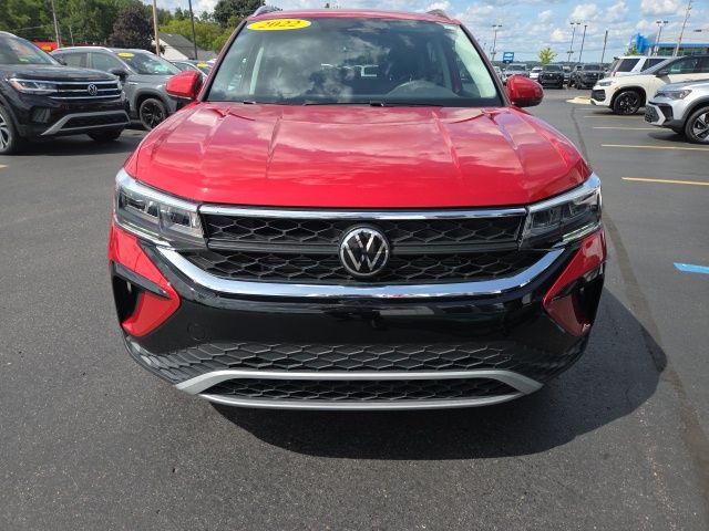 2022 Volkswagen Taos SE photo 2
