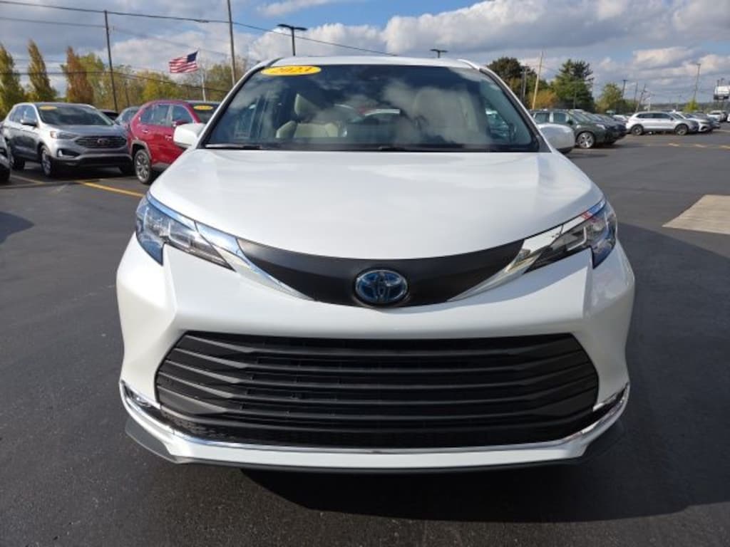 Used 2023 Toyota Sienna XLE 7 Passenger Van Passenger Van