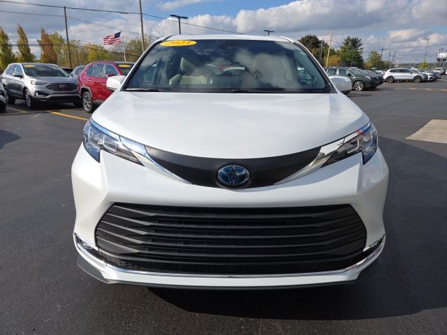 2023 Toyota Sienna XLE photo 2
