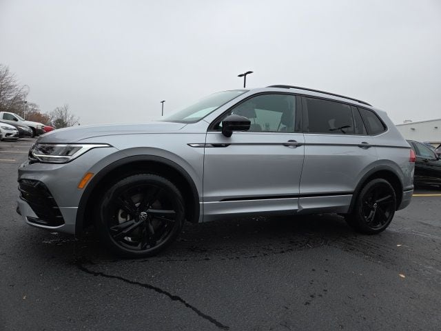 2023 Volkswagen Tiguan SE R-LINE BLACK's photo