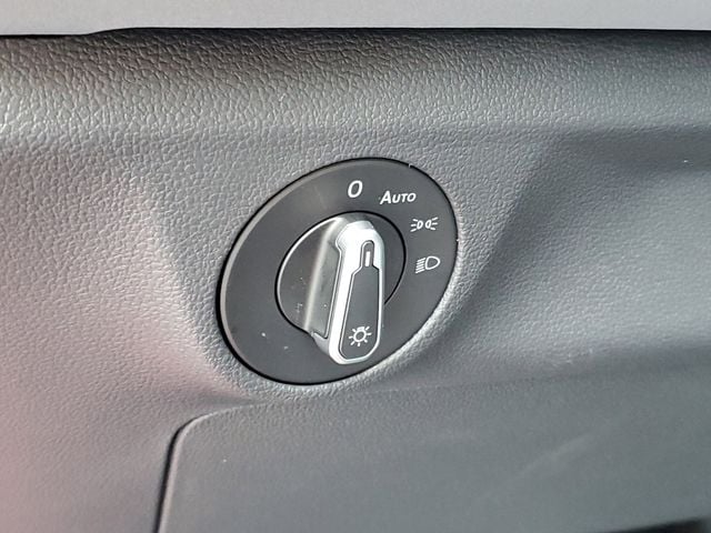 2025 Volkswagen Jetta SE - Photo 13