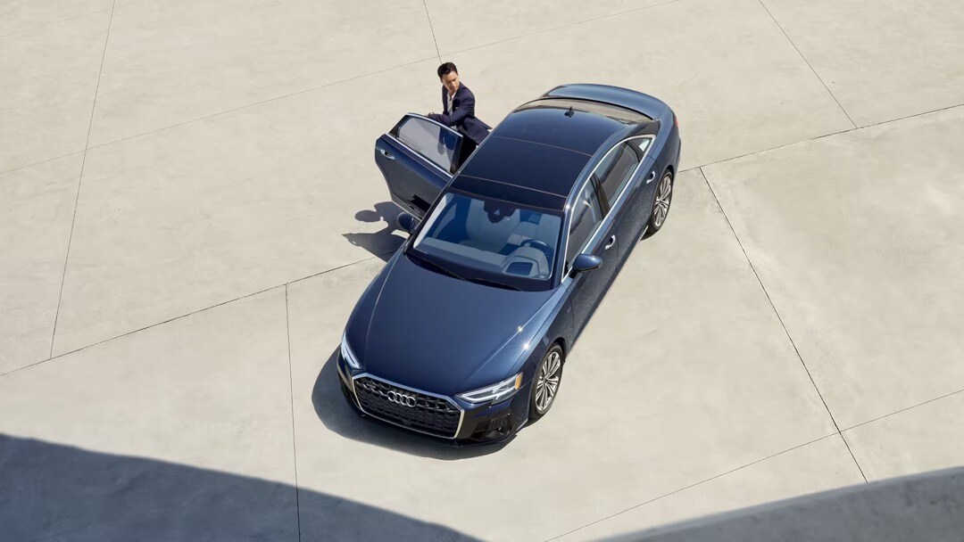 Passager arrière sortant du Audi A8 2023.