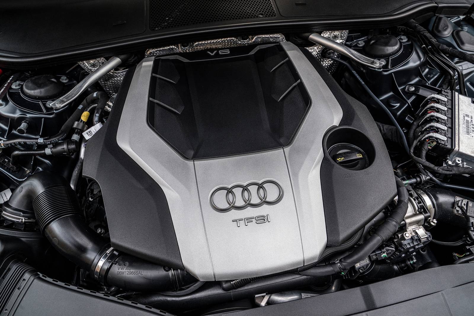 vue du moteur d'une Audi A6 Berline 2023