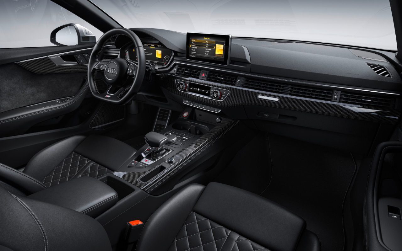 vue de la planche de bord d'une Audi S5 Coupe 2023
