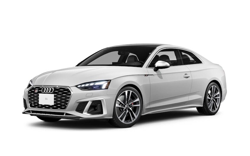 Trois quarts avant d’une Audi S5 Coupé 2023 blanche.