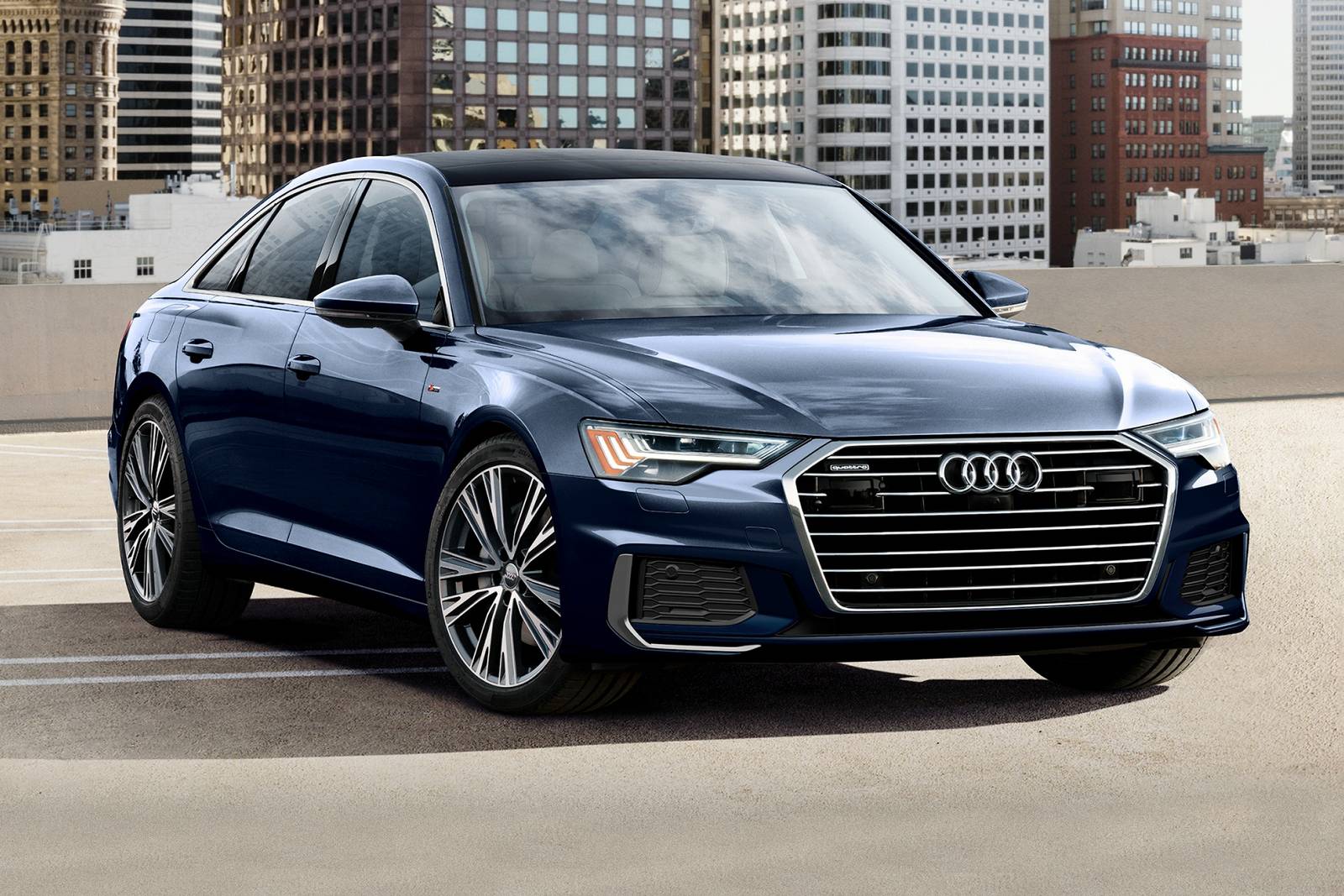 vue latérale avant d'une Audi A6 Berline 2023 dans un stationnement