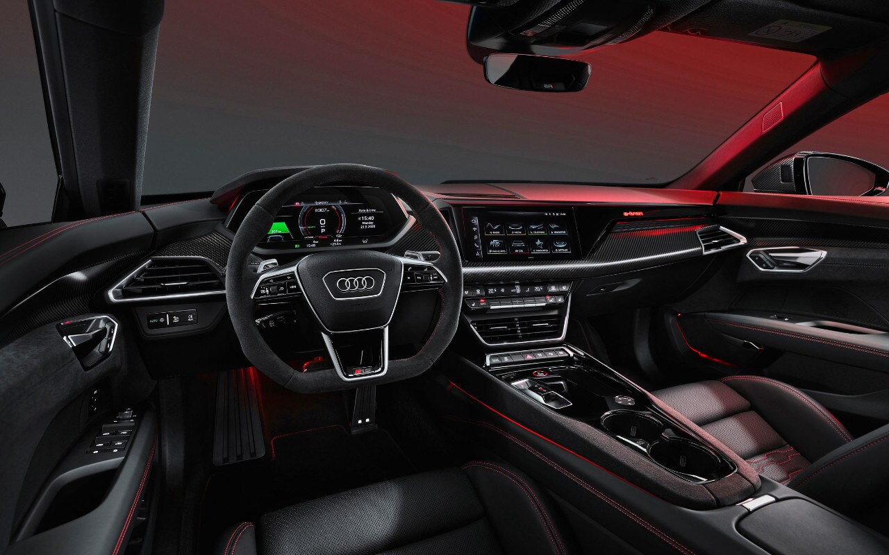 vue de la planche de bord d'une Audi E-tron GT 2023