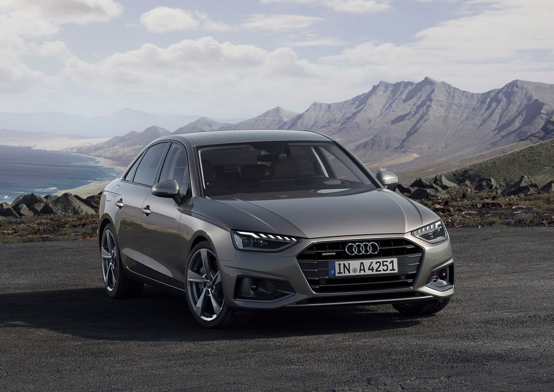 Vue 3/4 avant du Audi A4 Berline gris Daytona à l'extérieur.