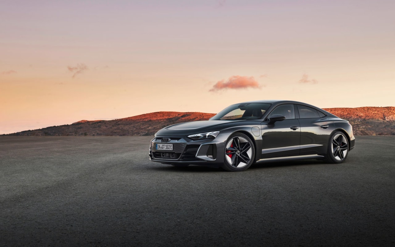 vue latérale avant d'une Audi E-tron GT 2023