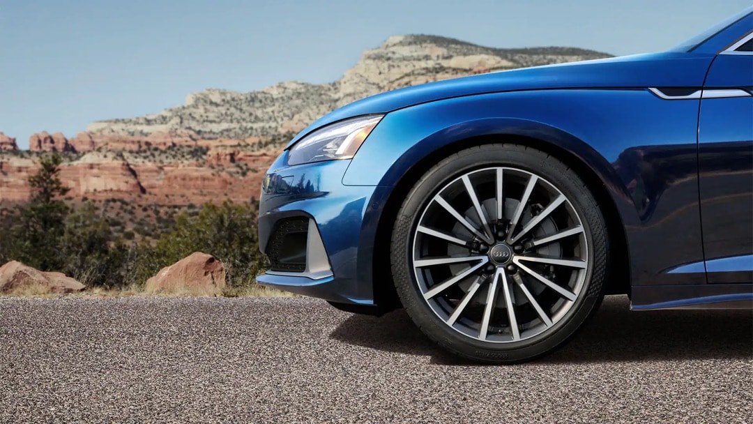 Vue 1/3 du flanc de l'A5 Sportback à l'extérieur.