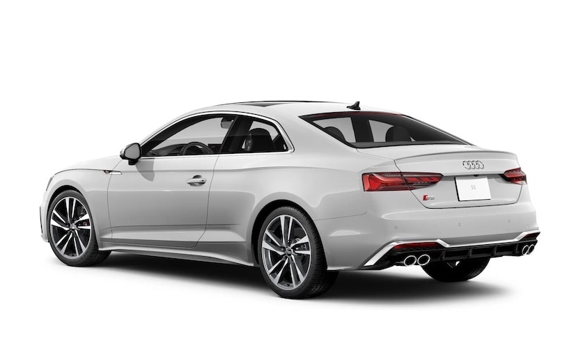 trois quart arrière d’une Audi S5 Coupé 2023 blanche.