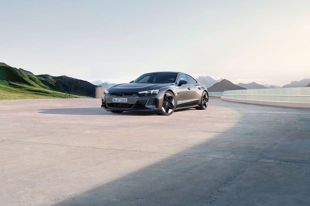 Vue 3/4 avant de l’Audi RS e-tron GT 2023 avec des montagnes en arrière-plan.