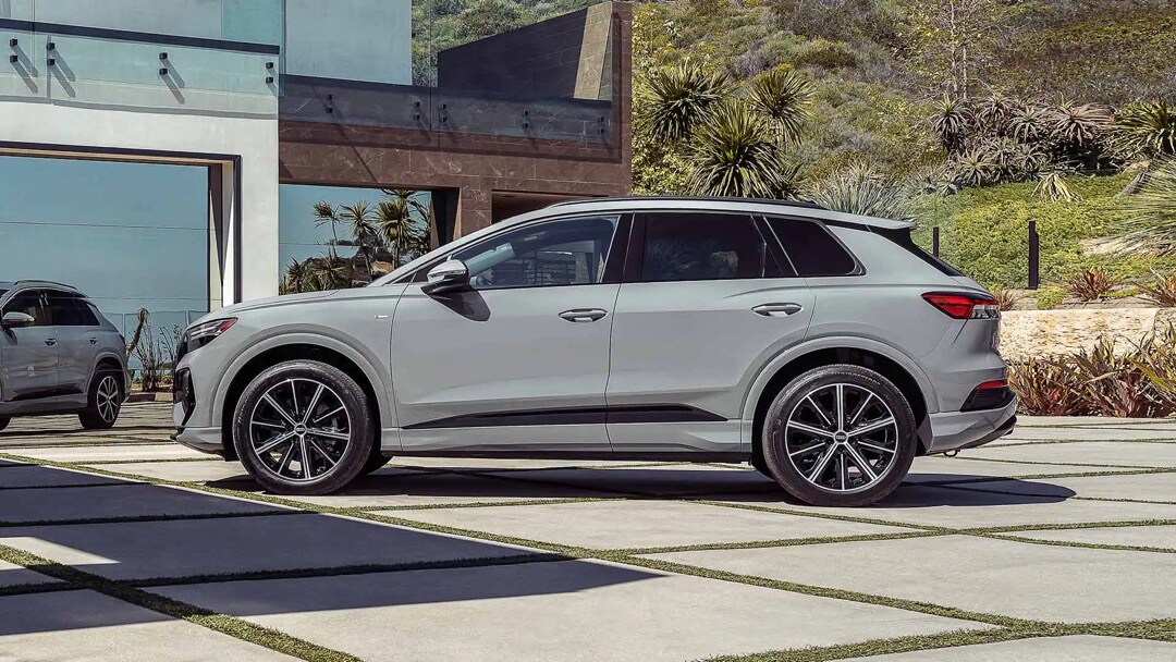 Vue latérale du Audi Q4 e-tron garé à la maison.