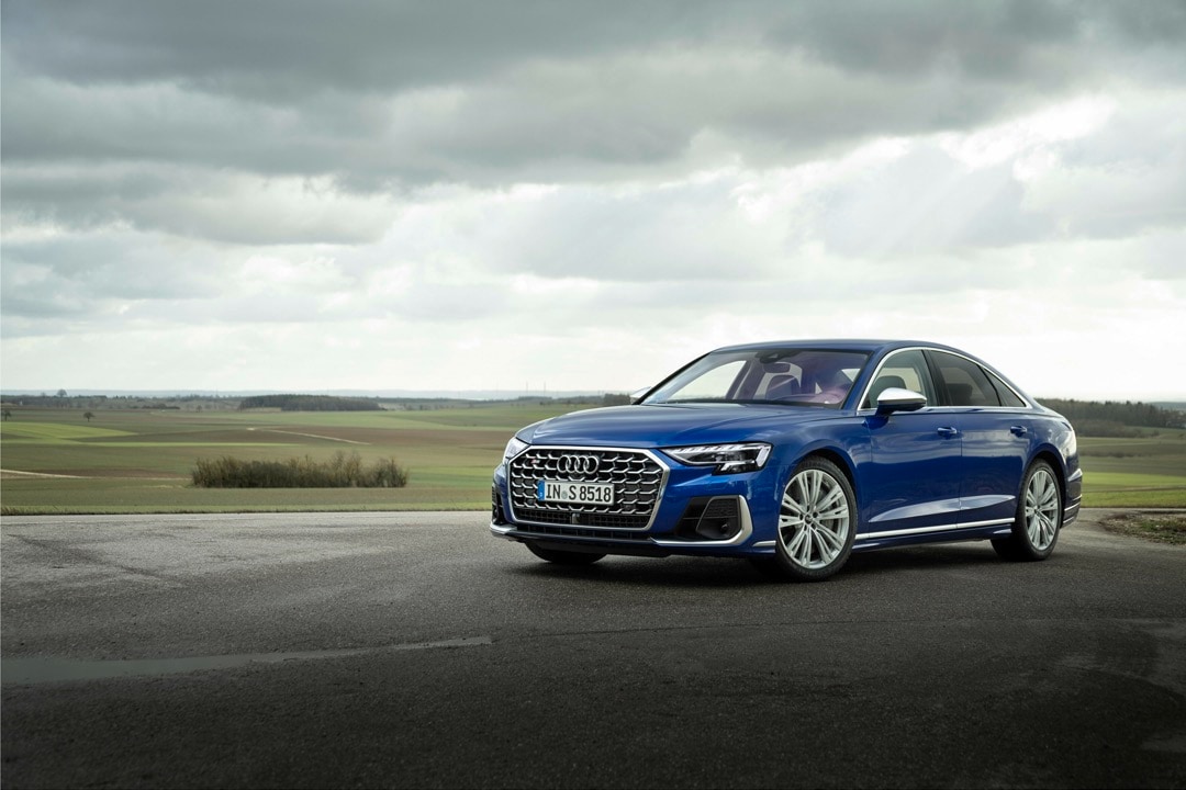 Vue 3/4 avant du Audi S8 2023 Ultra Bleu à l'extérieur.