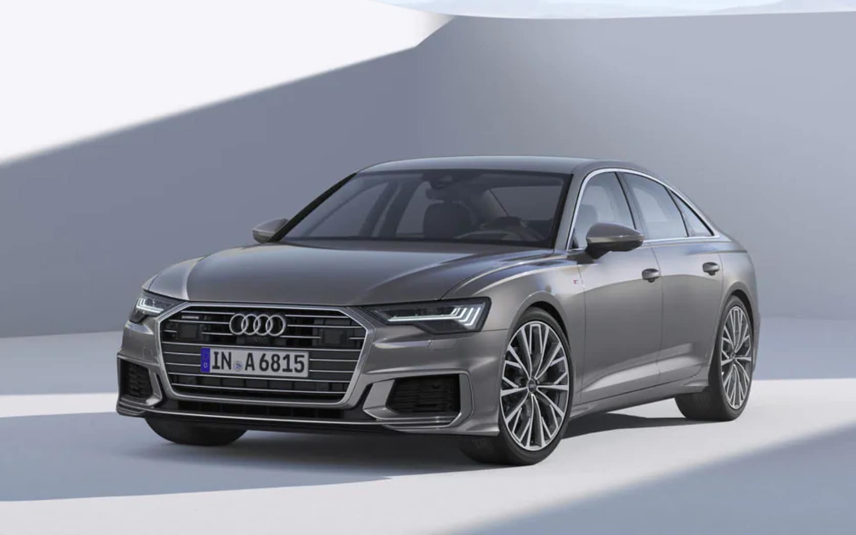 Vue de 3/4 avant d'une Audi A6 Berline 2023 grise.