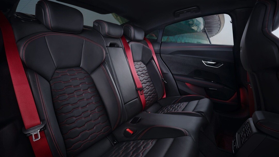 La banquette arrière de l'Audi RS e-tron GT 2023.