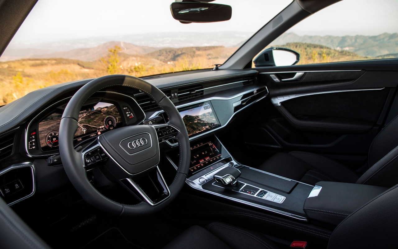 vue de la planche de bord d'une Audi A6 Berline 2023