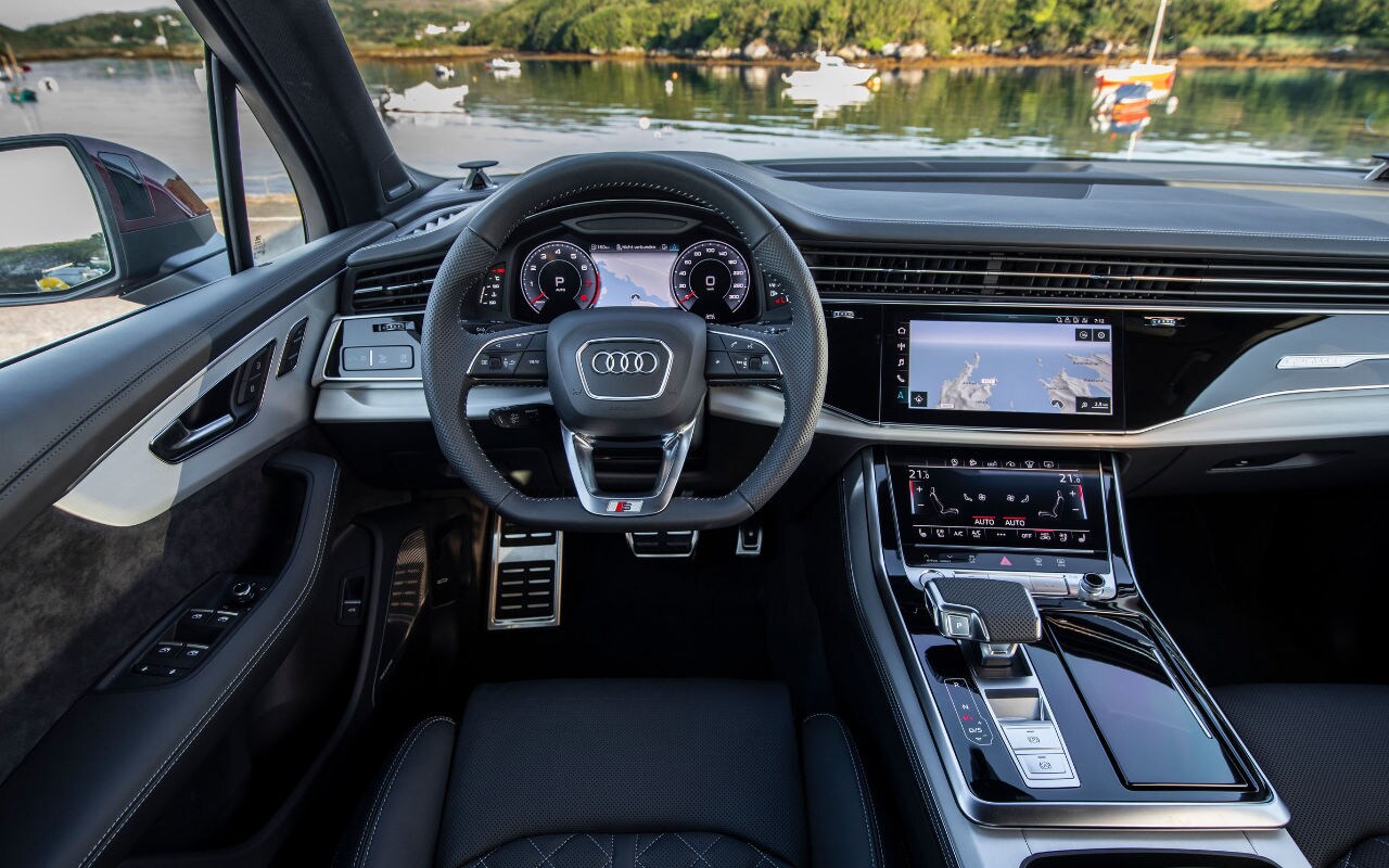 vue du tableau de bord d'une Audi Q7 2023