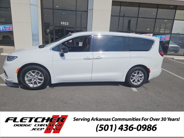 2025 Chrysler Pacifica Select's photo