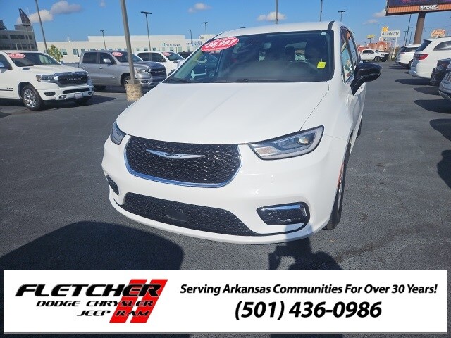 2024 Chrysler Pacifica Touring L photo 2