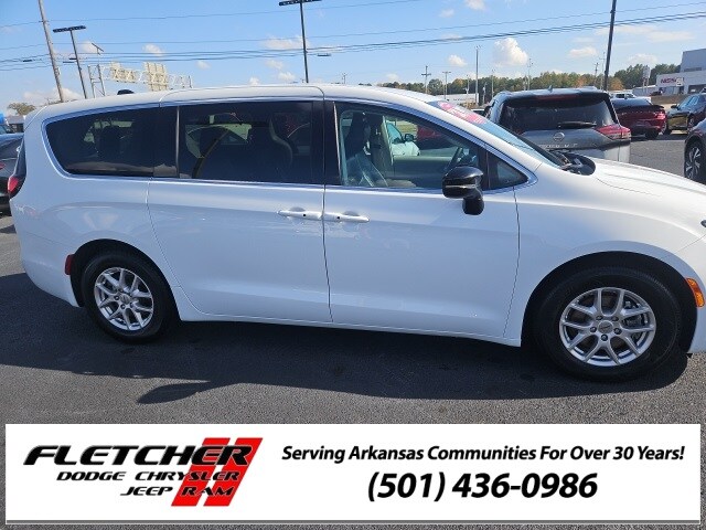 2024 Chrysler Pacifica Touring L photo 4