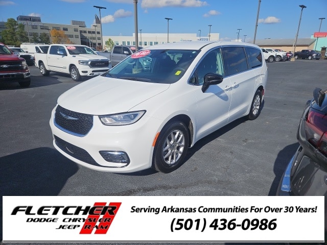 2024 Chrysler Pacifica Touring L's photo