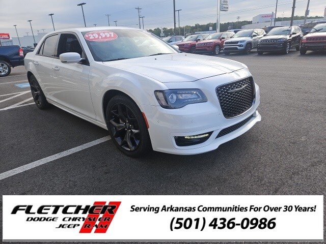 2023 Chrysler 300 Touring L photo 3