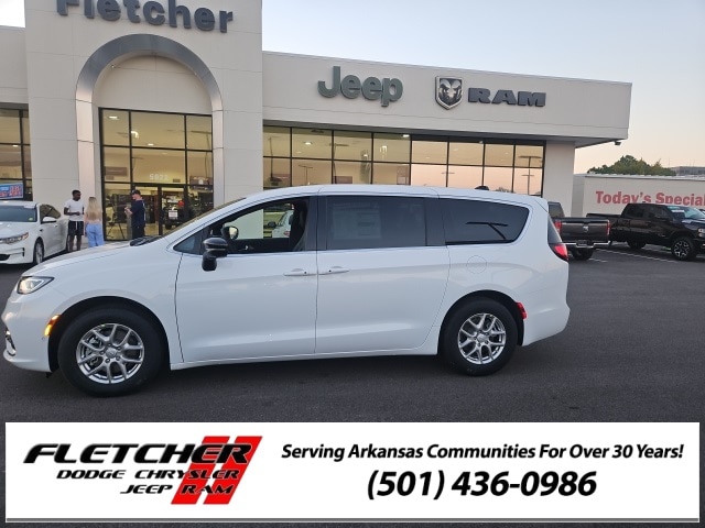 2026 Chrysler Pacifica Select's photo