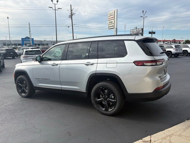 2025 Jeep Grand Cherokee Altitude photo 2