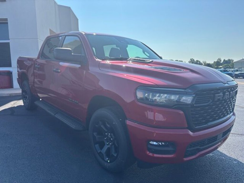 New 2026 Ram 1500 EXPRESS CREW CAB 4X4 5'7 BOX Pickup