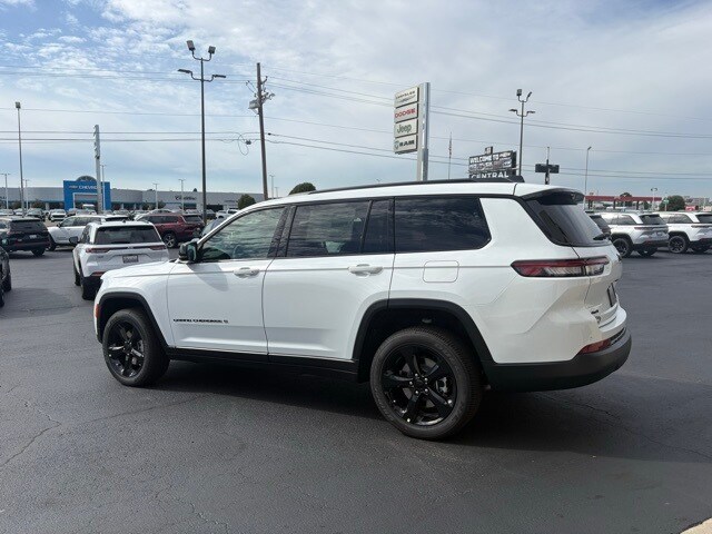 2025 Jeep Grand Cherokee Altitude photo 4