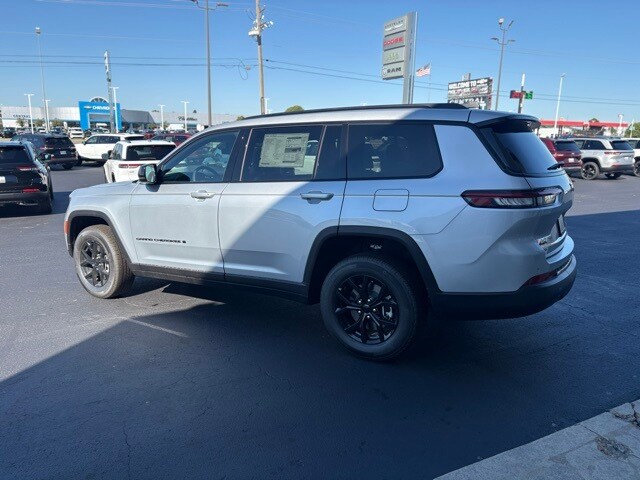2025 Jeep Grand Cherokee Altitude photo 2