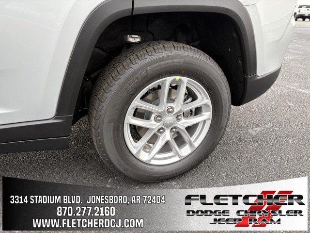 2025 Jeep Grand Cherokee Laredo photo 3