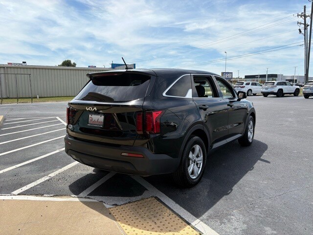 2023 Kia Sorento LX photo 2