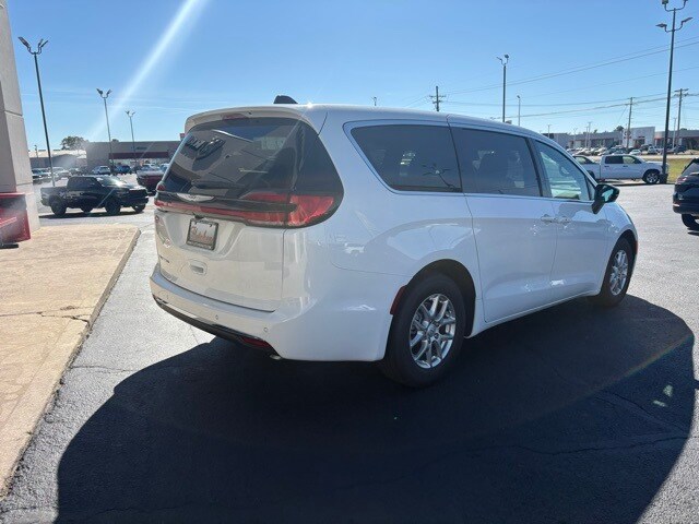 2026 Chrysler Pacifica photo 3