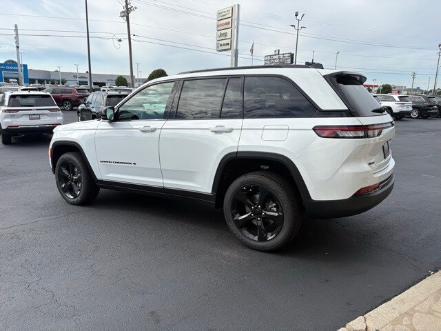 2025 Jeep Grand Cherokee Altitude photo 4