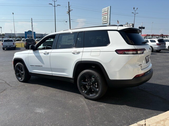 2025 Jeep Grand Cherokee Altitude photo 3