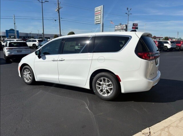 2026 Chrysler Pacifica photo 4