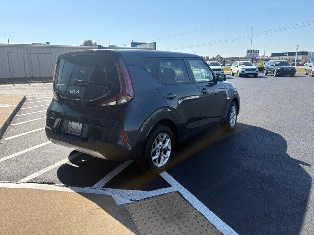 2024 Kia Soul LX photo 2