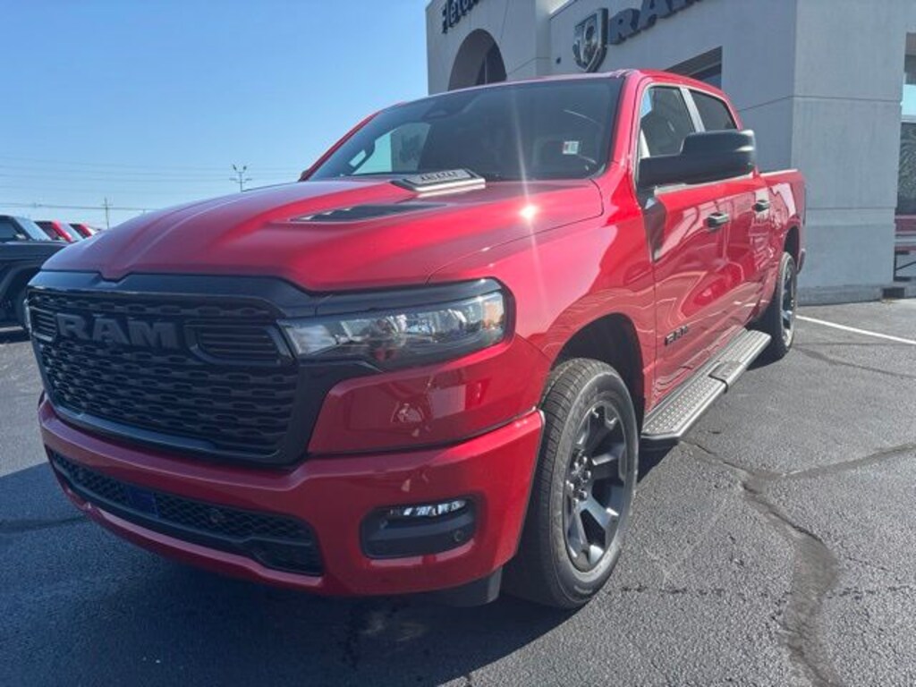 New 2026 Ram 1500 EXPRESS CREW CAB 4X4 5'7 BOX Pickup