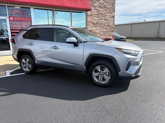 2024 Toyota RAV4 XLE photo 2