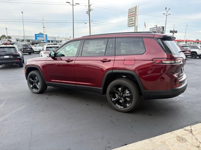2025 Jeep Grand Cherokee Altitude photo 3