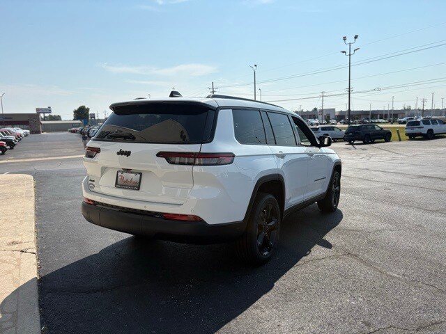 2025 Jeep Grand Cherokee Altitude photo 2
