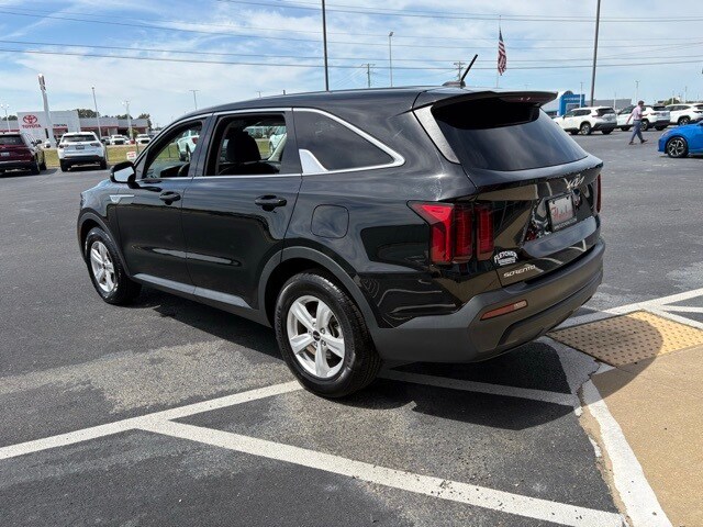 2023 Kia Sorento LX photo 3