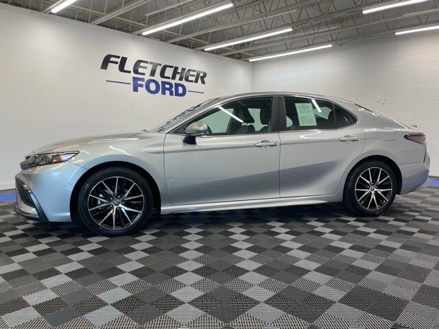2024 Toyota Camry SE photo 3