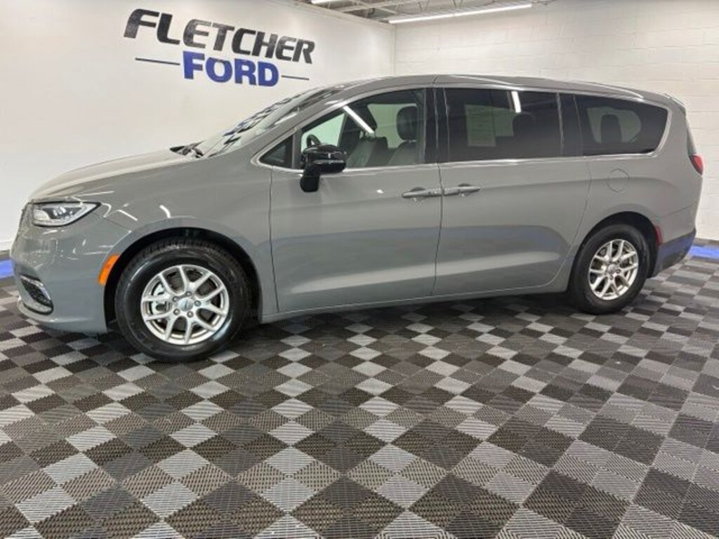Used 2025 Chrysler Pacifica Select Minivan/Van