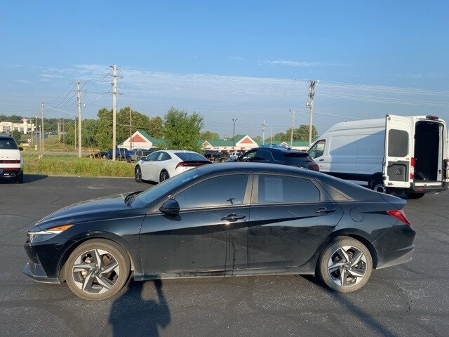 2023 Hyundai Elantra SEL photo 2